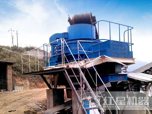 制砂機(jī)的生產(chǎn)現(xiàn)場(chǎng) 制砂機(jī)的生產(chǎn)現(xiàn)場(chǎng)