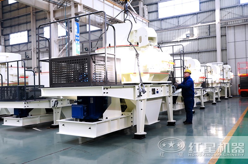 師傅正在準備起吊制砂機設備 師傅正在準備起吊制砂機設備