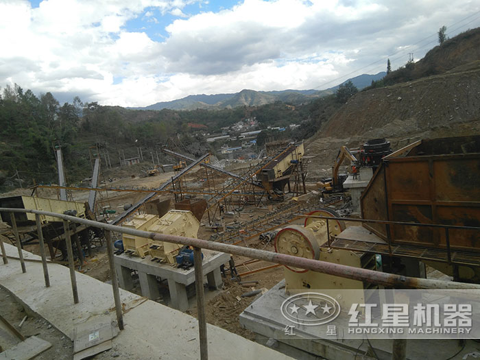 采用顎式破碎機和反擊式破碎機的生產現場安裝現場 采用顎式破碎機和反擊式破碎機的生產現場安裝現場