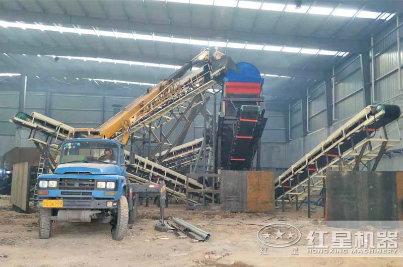 移動式建筑垃圾處理生產(chǎn)線現(xiàn)場 移動式建筑垃圾處理生產(chǎn)線現(xiàn)場