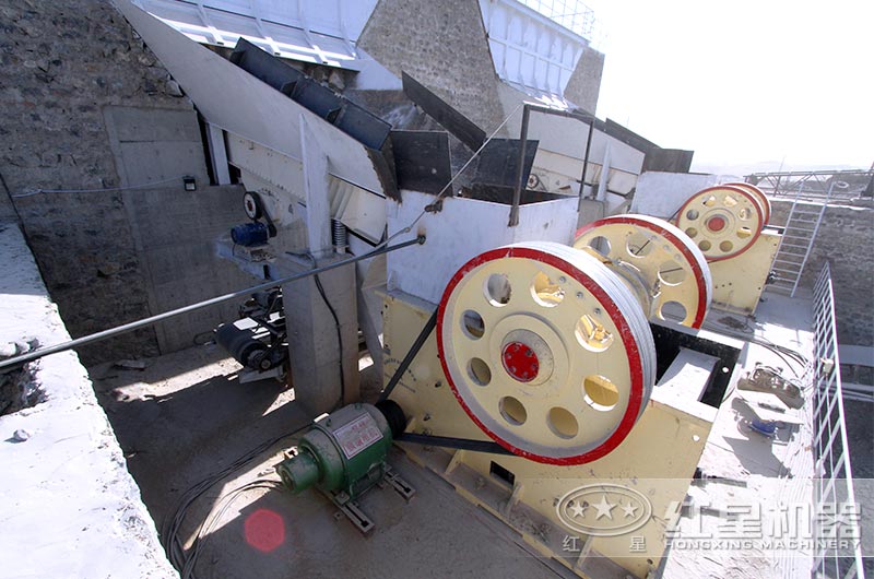 顎式破碎機工作現場 顎式破碎機工作現場