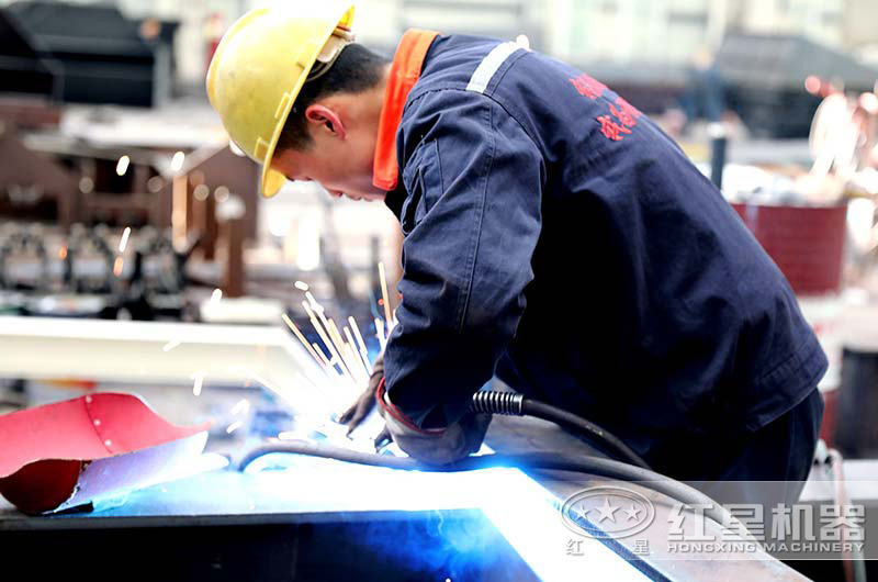 車間師傅在認真進行焊工作業中 車間師傅在認真進行焊工作業中