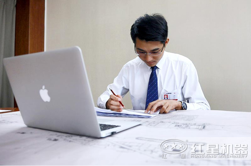 技術人員在為用戶量身設計生產線方案中 技術人員在為用戶量身設計生產線方案中