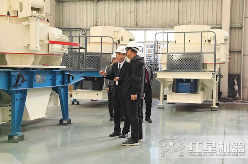 技術經理在為來廠參觀的用戶詳細講解制砂設備 技術經理在為來廠參觀的用戶詳細講解制砂設備