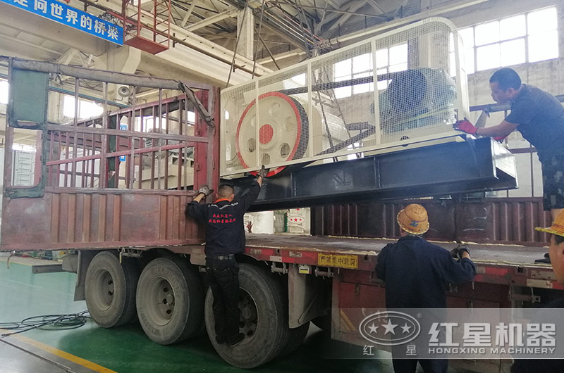 紅星輥式破碎機裝車準備發往山東地區