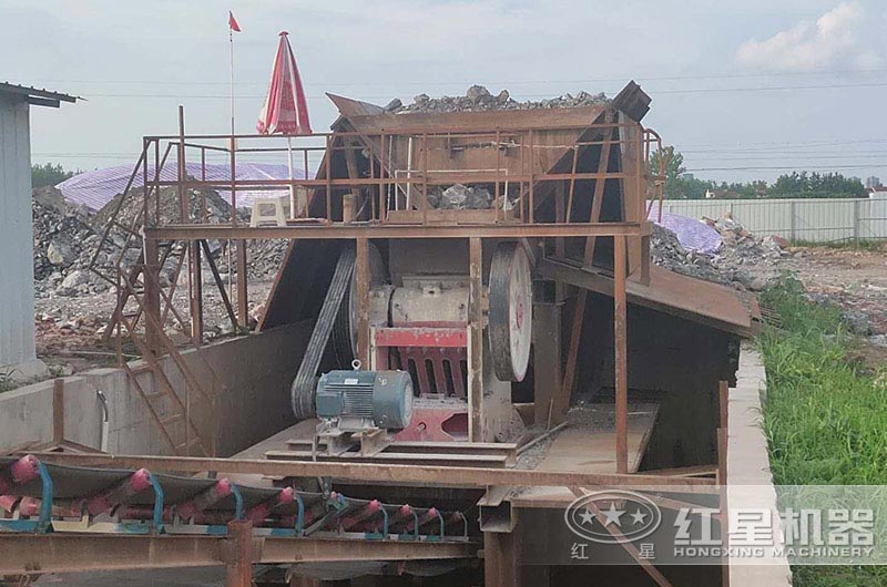 廢舊耐火磚破碎現場 廢舊耐火磚破碎現場