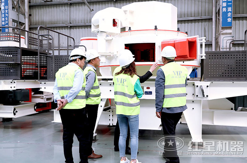 用戶到廠參觀,近距離考察制沙機設備 用戶到廠參觀,近距離考察制沙機設備