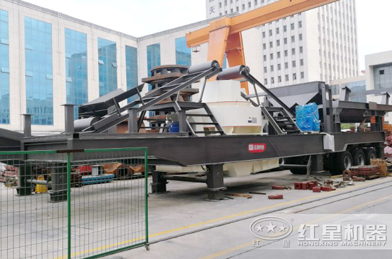 移動(dòng)式石英石制砂機(jī)廠區(qū)實(shí)拍圖 移動(dòng)式石英石制砂機(jī)廠區(qū)實(shí)拍圖