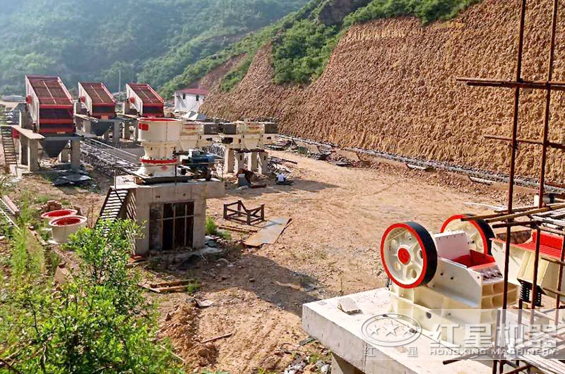 沙廠生產線安裝安裝中,石料粉碎設備有鄂破、圓錐破和制砂機 沙廠生產線安裝安裝中,石料粉碎設備有鄂破、圓錐破和制砂機