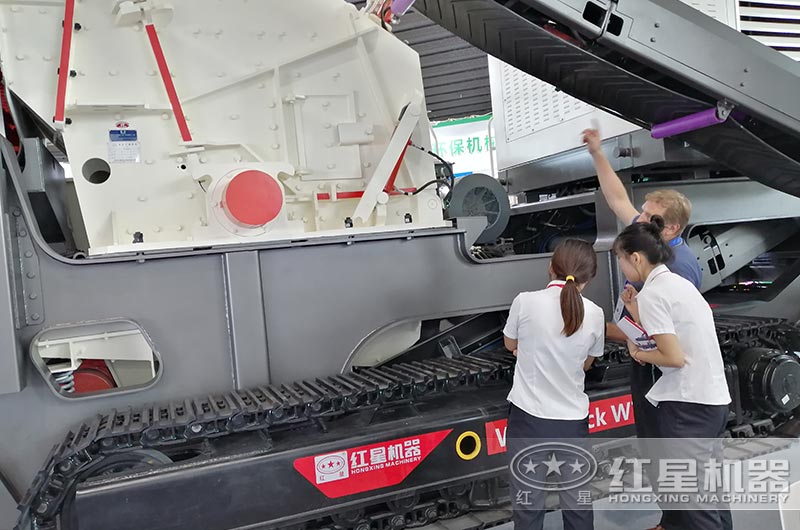 用戶到廠參觀考察大型移動打沙機 用戶到廠參觀考察大型移動打沙機