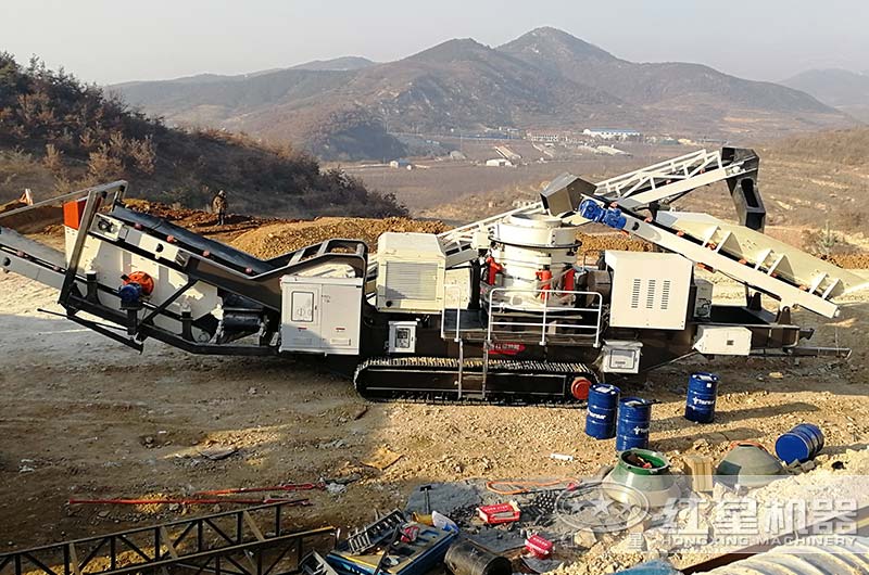 移動(dòng)式圓錐破碎機(jī)現(xiàn)場(chǎng)實(shí)拍,整機(jī)作業(yè),抵一條生產(chǎn)線(xiàn) 移動(dòng)式圓錐破碎機(jī)現(xiàn)場(chǎng)實(shí)拍,整機(jī)作業(yè),抵一條生產(chǎn)線(xiàn)