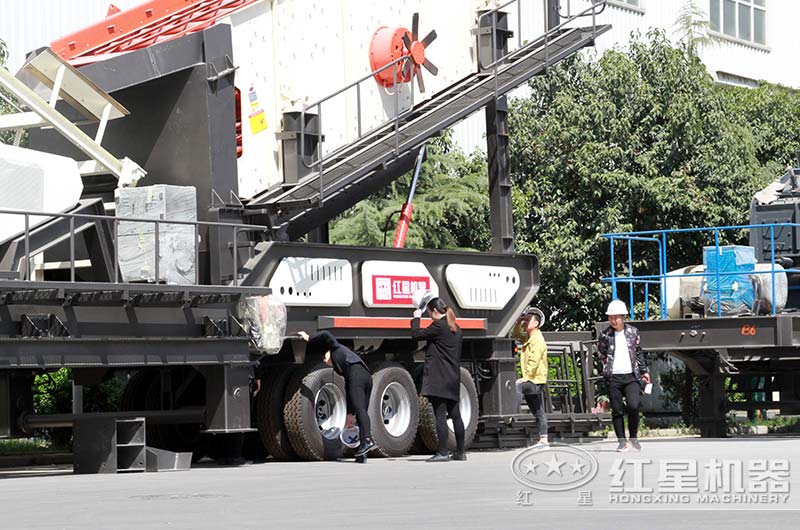 紅星支持用戶到廠實(shí)地考察移動破碎機(jī) 紅星支持用戶到廠實(shí)地考察移動破碎機(jī)