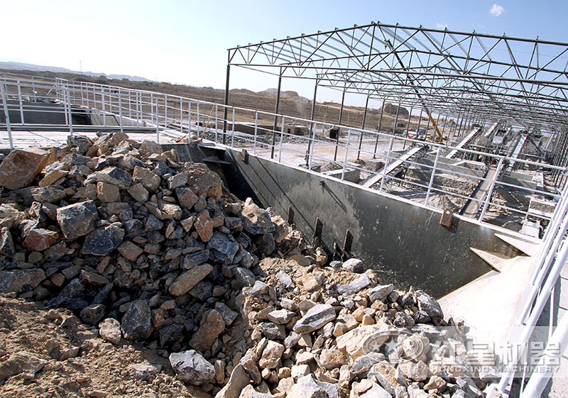 大塊石頭破碎現(xiàn)場(chǎng) 大塊石頭破碎現(xiàn)場(chǎng)