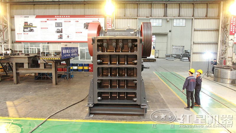 大型顎式破碎機實拍:處理能力1-1000t/h 大型顎式破碎機實拍:處理能力1-1000t/h