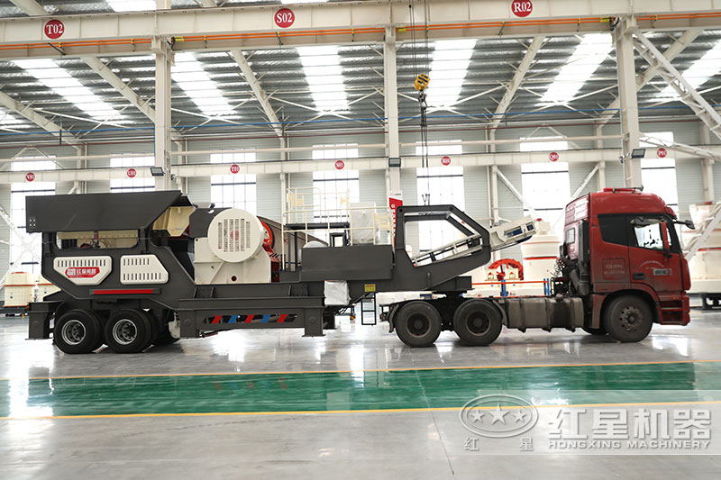 移動顎式破碎機車頭牽引下駛往現(xiàn)場 移動顎式破碎機車頭牽引下駛往現(xiàn)場