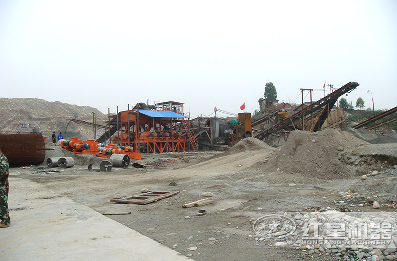 多臺(tái)小型液壓對(duì)輥破碎機(jī)聯(lián)合作業(yè)現(xiàn)場(chǎng) 多臺(tái)小型液壓對(duì)輥破碎機(jī)聯(lián)合作業(yè)現(xiàn)場(chǎng)